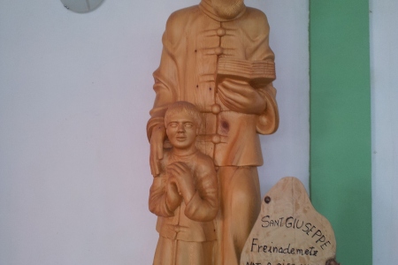 Statua San Giuseppe Freinademetz nella parrocchia di Panguila in Angola